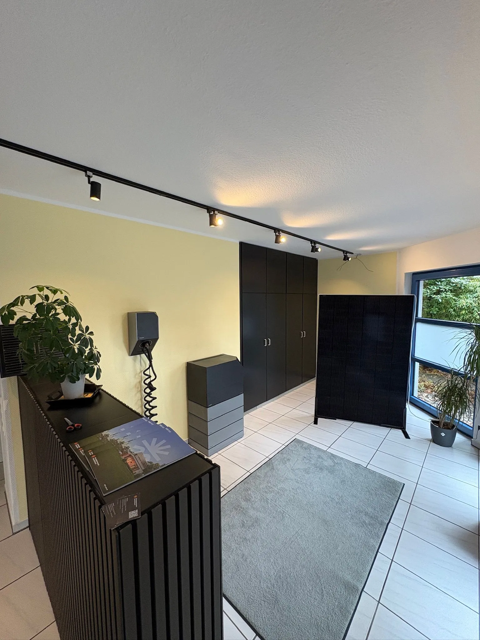 Tiba Solutions – Speichersystem – Büroempfang